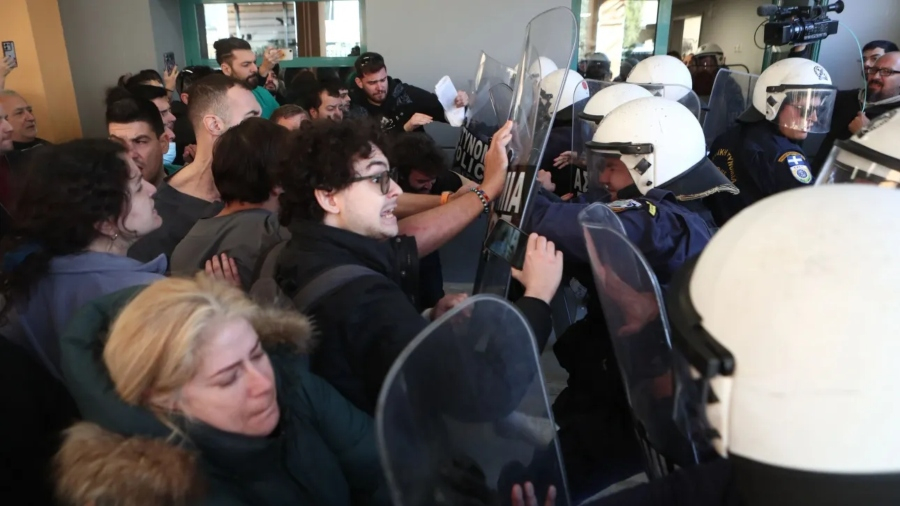 Ένταση μεταξύ νοσηλευτών και αστυνομικών στο Νοσκομείο Νίκαιας κατά την επίσκεψη Γεωργιάδη