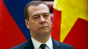 Η Ρωσία θα ανταποδώσει «συμμετρικά» τις απελάσεις διπλωματών της από δυτικές κυβερνήσεις, λέει ο Μεντβέντεφ