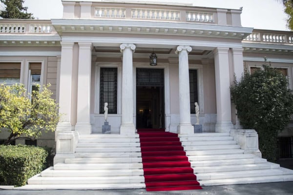 Πικραμένος και Μενδώνη θα εκπροσωπήσουν την κυβέρνηση στην κηδεία του Κωνσταντίνου