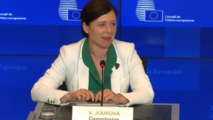 Η αντιπρόεδρος της Κομισιόν Βιέρα Γιούροβα επισκέπτεται την Ελλάδα στο πλαίσιο "της περιοδείας της για τη δημοκρατία"