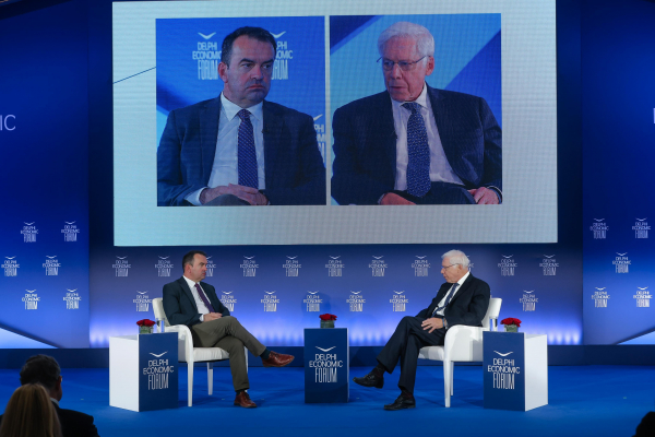 Δεξιά ο Charles H. Dallara, εταιρικός σύμβουλος (Advisory Partner) του επενδυτικού ομίλου Partners Group