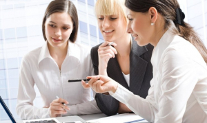 ΕΕΔΕΓΕ: Στήριξη της μητέρας-επιχειρηματία και εφαρμογή της ίσης αμοιβής