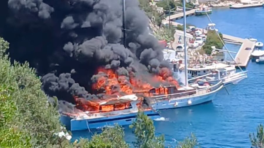 Στις φλόγες τυλίχθηκαν τουριστικά σκάφη στους Παξούς