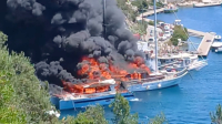 Στις φλόγες τυλίχθηκαν τουριστικά σκάφη στους Παξούς