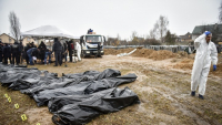 Ουκρανία: Ιατροδικαστές ξεκινούν την εκταφή πτωμάτων από ομαδικό τάφο στην Μπούτσα