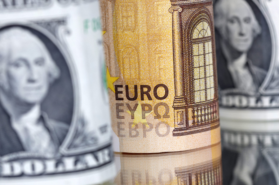Το ευρώ υποχωρεί 0,10%, στα 1,0871 δολάρια