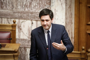 Ταυτόχρονα σύμβουλος σε Τσίπρα και Στουρνάρα ο Χουλιαράκης