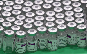 Έφθασαν στα Τίρανα 20.000 εμβόλια της AstraZeneca που δώρισε στη χώρα η Ελλάδα