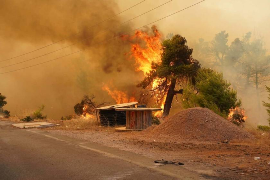 Συνεχίζεται η μάχη με την πυρκαγιά στη Δυτική Αττική - Που εστιάζουν οι επιχειρήσεις των πυροσβεστικών δυνάμεων
