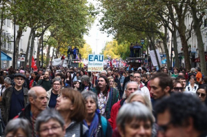 Γαλλία: Με απεργία απαντούν τα συνδικάτα στο συνταξιοδοτικό σχέδιο Μακρόν