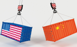 Η Κίνα διαμηνύει πως θα πολεμήσει τους τελωνειακούς δασμούς των ΗΠΑ «μέχρι τέλους»