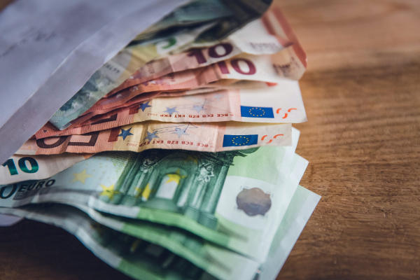 Αυξάνεται 2% ο κατώτατος μισθός