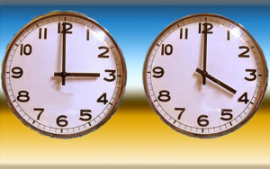 Μία ώρα μπροστά οι δείκτες των ρολογιών τα ξημερώματα της Κυριακής