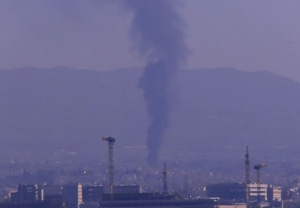 Φωτιά στο Μενίδι σε επιχείρηση με ανταλλακτικά αυτοκινήτων: Πάνω από 12 πυροσβέστες παλεύουν με τις φλόγες