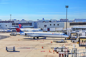 ΗΠΑ: Αναμένονται μεγάλες ουρές αναμονής στα αεροδρόμια, μετά την άρση των μέτρων
