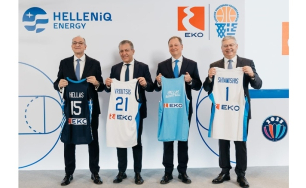 Από αριστερά, ο Πρόεδρος της ΕΟΚ κ. Ευάγγελος Λιόλιος, ο Αναπληρωτής Υπουργός Αθλητισμού κ. Γιάννης Βρούτσης, ο Πρόεδρος του ΔΣ της HELLENiQ ENERGY κ. Σπήλιος Λιβανός και δίπλα του ο Διευθύνων Σύμβουλος της HELLENiQ ENERGY και της ΕΚΟ κ. Ανδρέας Σιάμισιης.