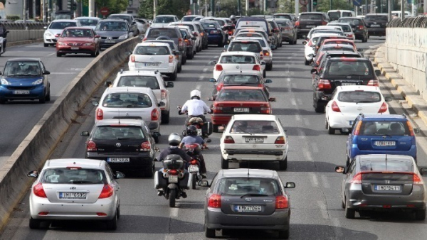Μετ' εμποδίων η επιστροφή των εκδρομέων στην Αθήνα – Πού υπάρχουν ουρές χιλιομέτρων