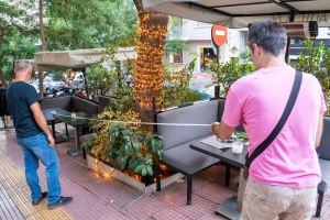 Δήμος Αθηναίων: Επιχείρηση "σκούπα" για παράνομα τραπεζοκαθίσματα στο Κολωνάκι