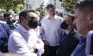 Τσίπρας: Ο Μητσοτάκης προστάτης των γαλάζιων golden boys που έχουν κάνει τη ΔΕΗ κουμπαρά για bonus