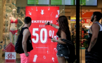 Ανοικτά σήμερα τα καταστήματα στο πλαίσιο των θερινών εκπτώσεων