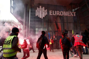 Γάλλοι διαδηλωτές εισέβαλαν στα γραφεία του Euronext