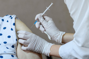 Στην Ευρωπαϊκή Ένωση έχει λάβει μία δόση εμβολίου το 40% του ενήλικου πληθυσμού