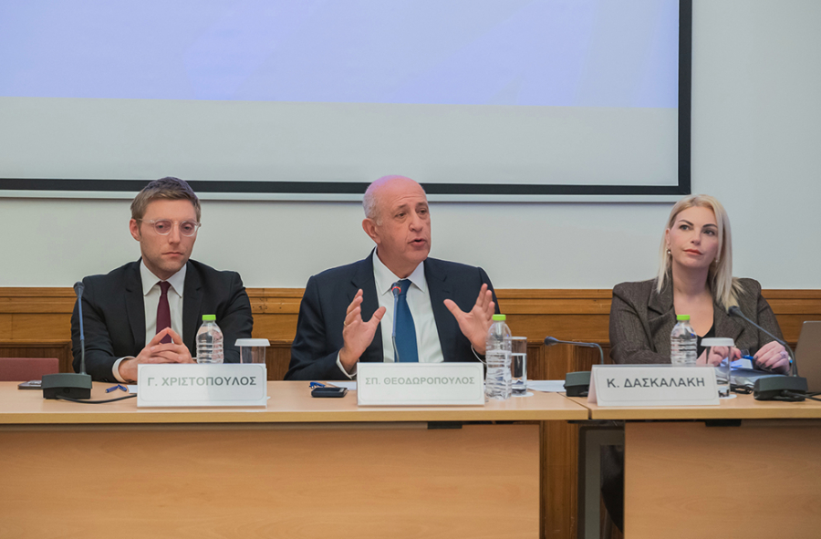 Από αριστερά προς δεξιά: κ. Γιώργος Χριστόπουλος, Γενικός Διευθυντής ΣΕΒ, κ. Σπύρος Θεοδωρόπουλος, Πρόεδρος Δ.Σ. ΣΕΒ, κα Κατερίνα Δασκαλάκη, Διευθύντρια του Τομέα Εργασιακών Σχέσεων και Κοινωνικού Διαλόγου ΣΕΒ.