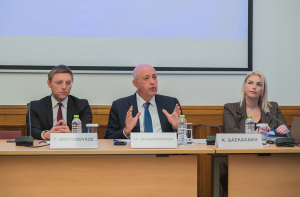 Από αριστερά προς δεξιά: κ. Γιώργος Χριστόπουλος, Γενικός Διευθυντής ΣΕΒ, κ. Σπύρος Θεοδωρόπουλος, Πρόεδρος Δ.Σ. ΣΕΒ, κα Κατερίνα Δασκαλάκη, Διευθύντρια του Τομέα Εργασιακών Σχέσεων και Κοινωνικού Διαλόγου ΣΕΒ.