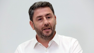 Ανδρουλάκης: «Την ολιγαρχία της ασύδοτης αγοράς υπηρετεί ο πρωθυπουργός»