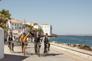 Το A Weekend in Tweed επιστρέφει στις Σπέτσες για ένα φθινοπωρινό ταξίδι