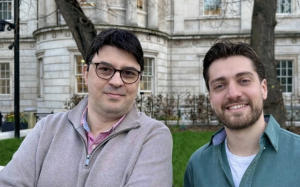 Από αριστερά προς τα δεξιά: Καθ. Δημήτριος Ρόβας, Συνιδρυτής &amp; CTO της Tacit, Δρ. Δημήτρης Μαυροκαπνίδης, Συνιδρυτής &amp; CEO της Tacit