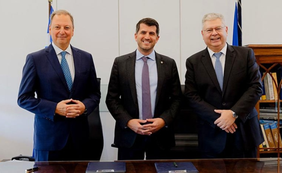 Ο Πρόεδρος της HELLENiQ ENERGY κ. Σπήλιος Λιβανός, ο Πρόεδρος του ΣΠΑΠ και Δήμαρχος Κηφισιάς κ. Βασίλης Ξυπολυτάς και ο Διευθύνων Σύμβουλος της HELLENiQ ENERGY κ. Ανδρέας Σιάμισιης