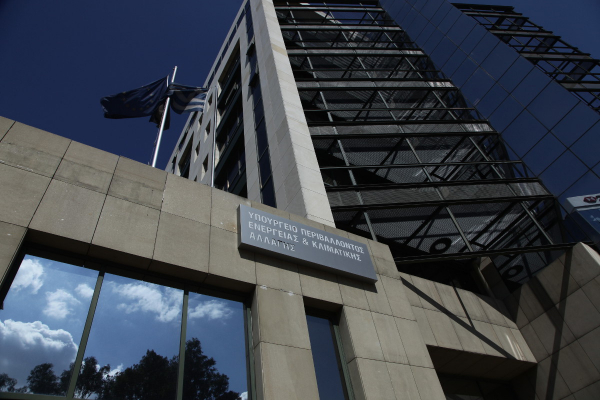 ΥΠΕΝ: Έντεκα συνεργεία υλοτόμων για την απόληψη πεσμένων δένδρων