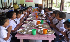 Ινδονησία: Ο πρόεδρος υπερασπίζεται το πρόγραμμα δωρεάν σίτισης σε μαθητές