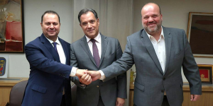 Από αριστερά: Ο Εντεταλμένος Σύμβουλος του ΤΑΙΠΕΔ, Παναγιώτης Σταμπουλίδης, ο Υπουργός Εργασίας και Κοινωνικής Ασφάλισης Άδωνις Γεωργιάδης και ο Διοικητής της ΔΥΠΑ, Σπύρος Πρωτοψάλτης ,