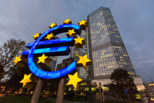 ΕΚΤ: Οι γεωπολιτικές εξελίξεις περιορίζουν την ανάπτυξη - Αυξημένοι κινδύνοι στις χρηματιστηριακές αγορές