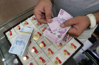 Υποχωρεί η τουρκική λίρα εν αναμονή της απόφασης για τα επιτόκια