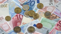 Έντονο σορτάρισμα «ρίχνει» το ευρώ