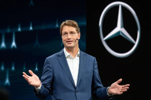 Όλα Καλένιους (CEO Mercedes-Benz): Η αυτοκινητοβιομηχανία είναι πρόθυμη να εισέλθει στην αμυντική παραγωγή