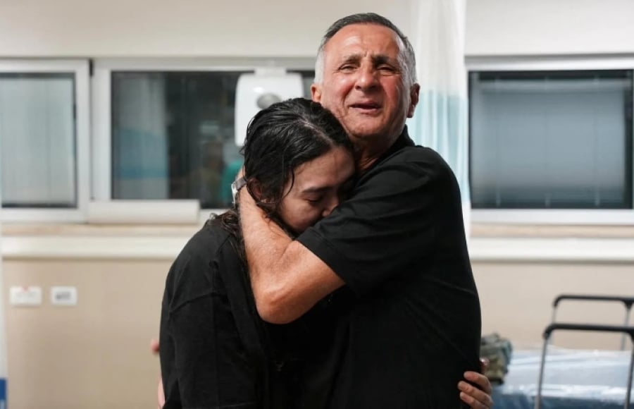 Ένα διχασμένο Ισραήλ ενώνεται στη συγκίνηση- Οι όμηροι επιστρέφουν σπίτι