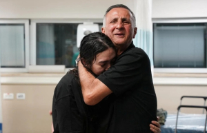 Ένα διχασμένο Ισραήλ ενώνεται στη συγκίνηση- Οι όμηροι επιστρέφουν σπίτι