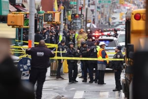 Νέα Υόρκη: Μακελειό σε σταθμό του μετρό στο Μπρούκλιν, στους 13 οι τραυματίες