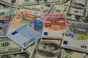 Συνάλλαγμα: Το ευρώ υποχωρεί 0,14%, στα 1,0971 δολάρια