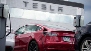 Tesla: Κατρακυλά η μετοχή, παρά τους σχεδιασμούς για κυκλοφορία ενός φθηνού μοντέλου