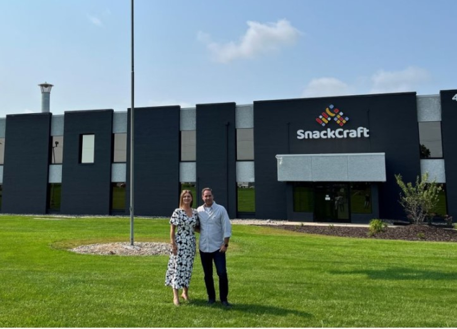 Ο Ceo Δ. Στρατάκης με την Development Director Sue Warren μπροστά στο νέο εργοστάσιο