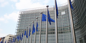 Η Ευρωπαϊκή Επιτροπή επικαιροποιεί τον κατάλογο των αεροπορικών εταιρειών που απαγορεύονται στην ΕΕ