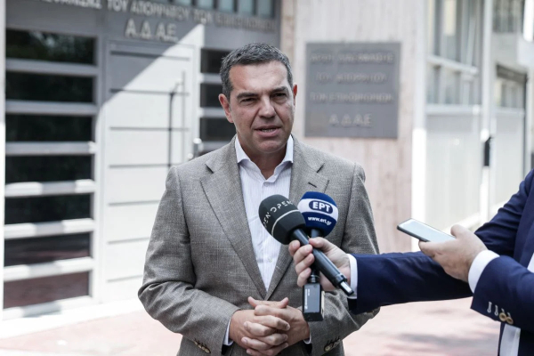 Τσίπρας: Ο Μητσοτάκης ακούει τις συνομιλίες των αντιπάλων του αλλά όχι την απόγνωση της κοινωνίας