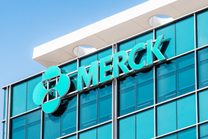 Μεγάλη συμφωνία Merck – Τραμπ: Φθηνότερες θεραπείες εξωσωματικής, εξαιρέσεις από δασμούς