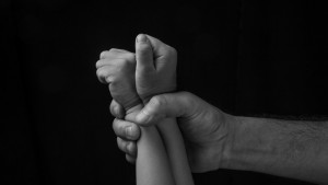 Στον ανακριτή ο 83χρονος που φέρεται ότι βίαζε επί χρόνια την εγγονή του