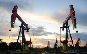 Η Ευρωπαϊκή Επιτροπή εξετάζει το ενδεχόμενο επιβολής κυρώσεων στο ρωσικό πετρέλαιο